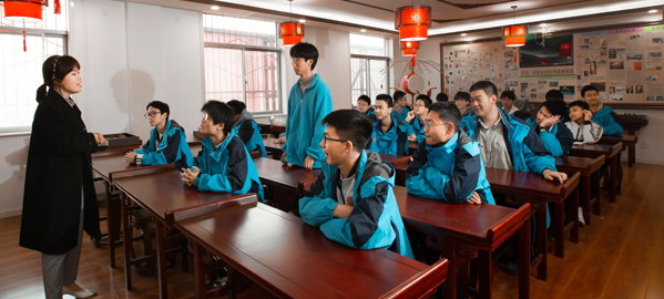 金台 分类教学，因材施教，采取“一类一方案、一人一目标”的教学方法